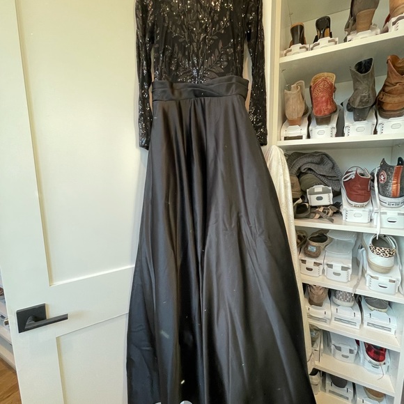 Ball gown, only worn for two hours. Gorgeous, very comfy and has pockets! - Picture 3 of 5